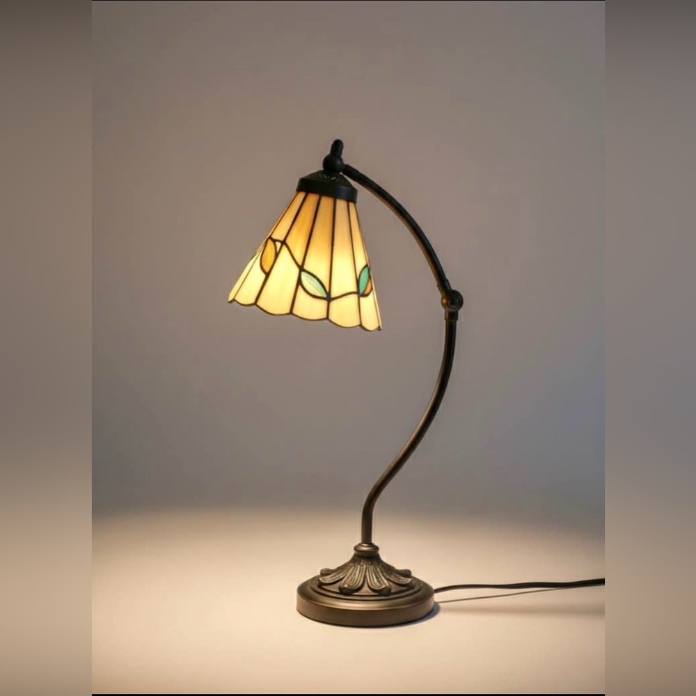 Tiffany-style Leaf Desk Lamp